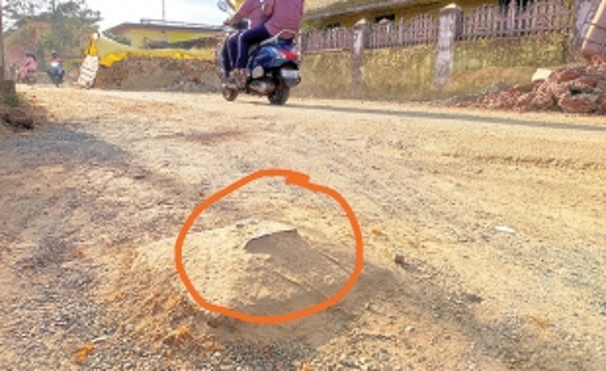 Abandoned pieces of electricity poles near Curchorem market pose threat to commuters