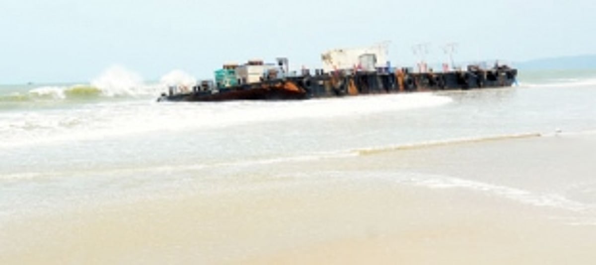 Abandoned pontoon runs aground at Arossim beach