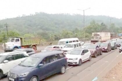 Accident leads to long traffic queues  at Opa-Khandepar junction