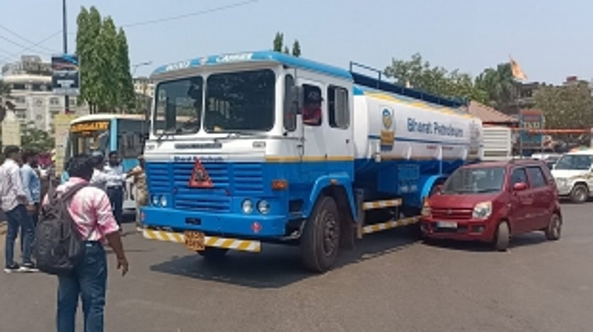Accident near taxi stand Mapusa, parallelized traffic, no injuries reported
