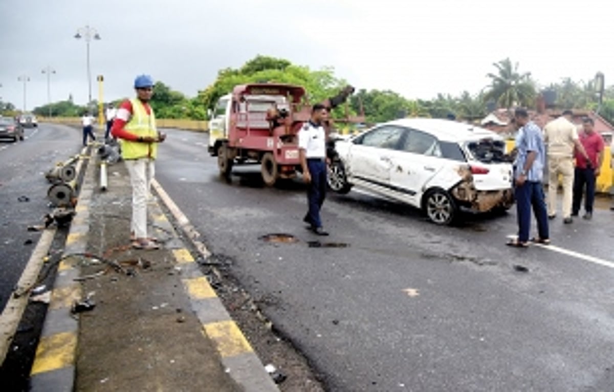 Accident on Atal Setu due to over speeding causes massive traffic jam