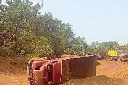 Accident on Pilgao road as truck carrying iron ore overturns