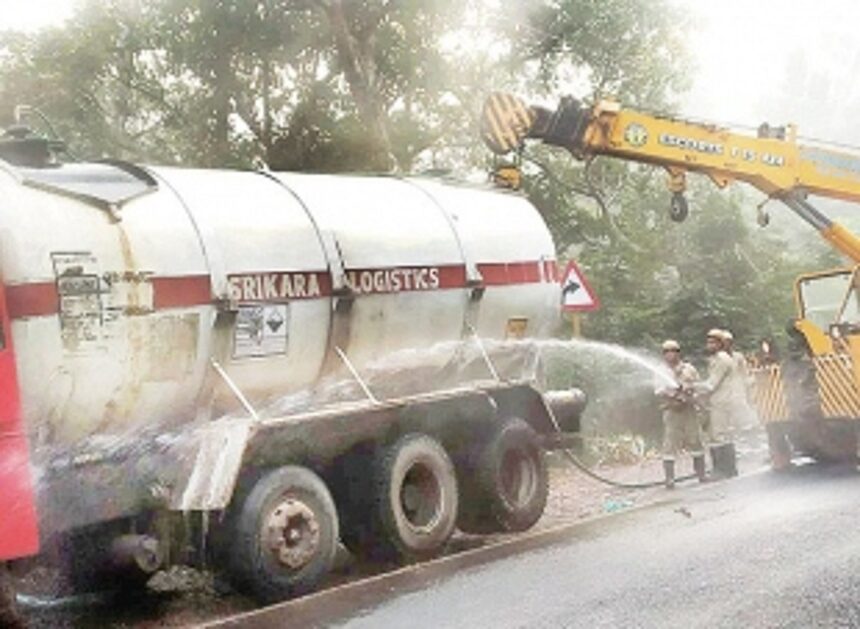Acid laden tanker leaks; traffic along  Dhavlim-Bythakhol road diverted