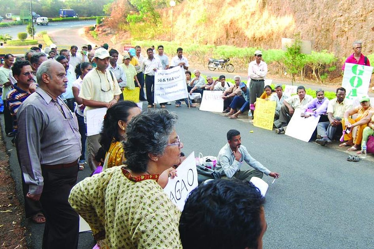 Activists assemble outside the Assembly complex to press for their demands.  photo by Rozario Estibeiro