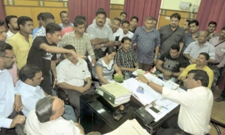 Activists gherao civic chief, demand time-bound action 1 Activists gherao civic chief, demand time-bound action