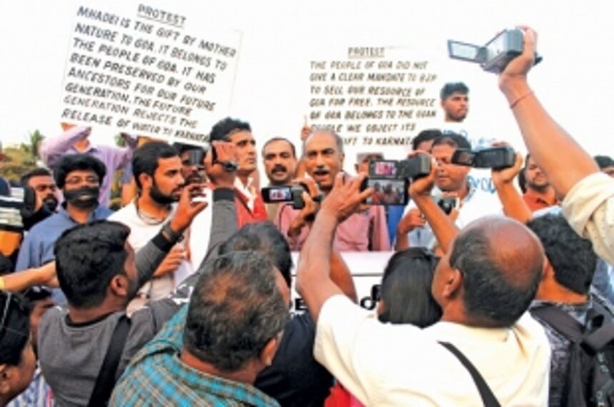 Activists protest CM’s  promise to Yeddyurappa