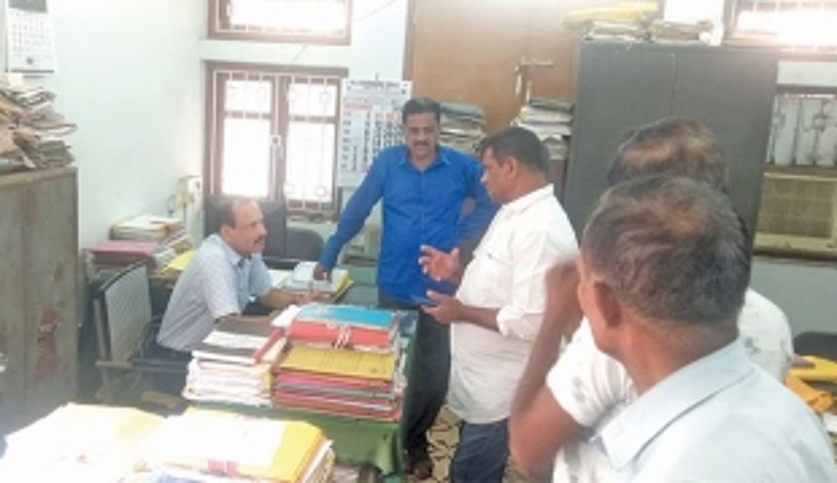 Acute water shortage makes furious Usgao residents gherao PWD Engineer