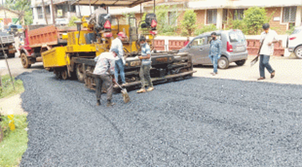 After long wait, Khadpaband road hot-mixing finally begins