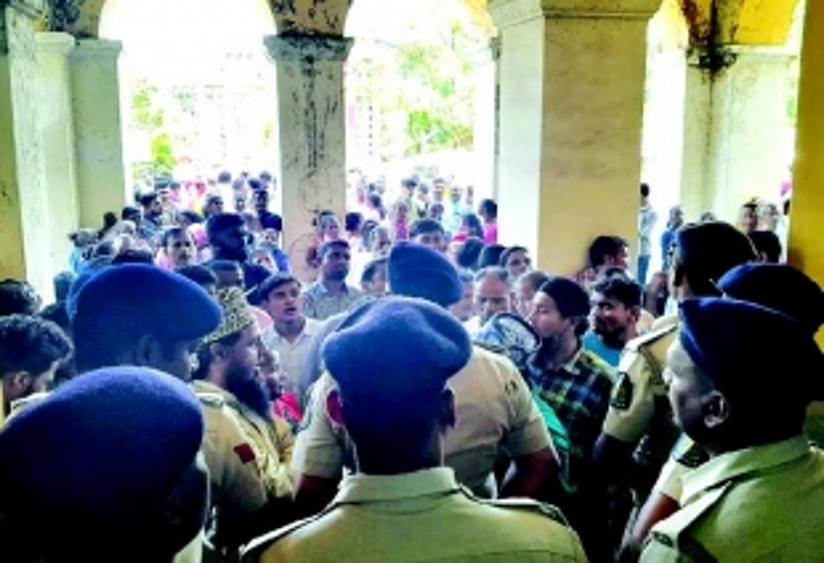 After market vendors protest, Margao civic body pledges action against illegal businesses within 8 days