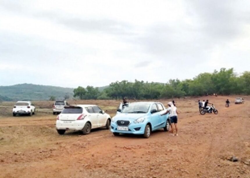 After over 200 gather at Kurdi, Dy Collector seals access to village