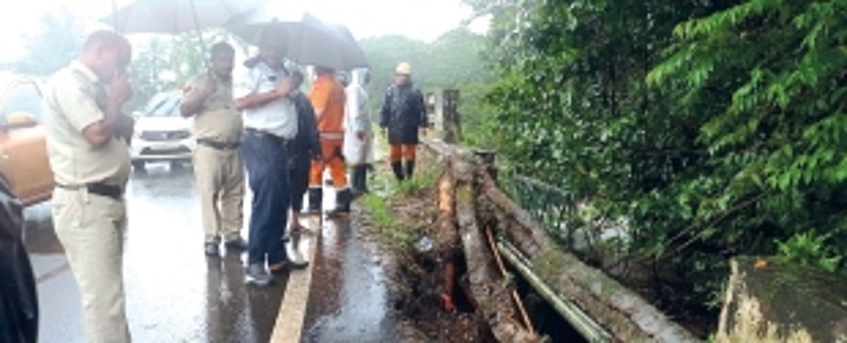 Ageing wall along bridge collapses in Mungul, locals slam PWD negligence