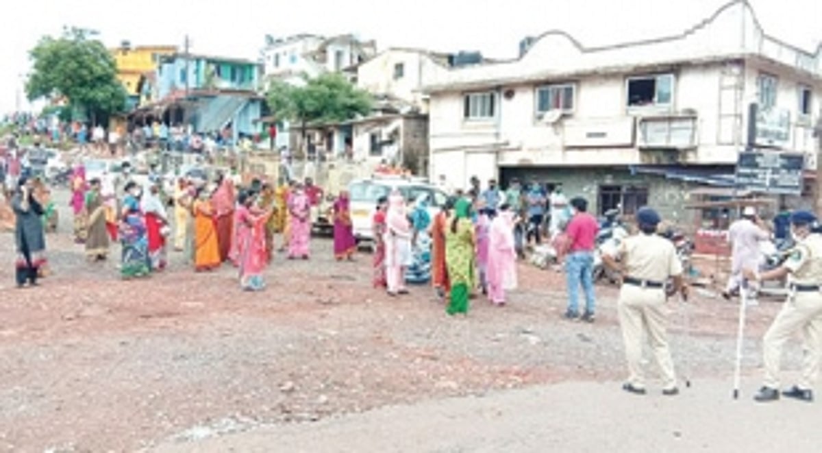 Aggrieved Mangor Hill women  protest near Varunapuri Gate