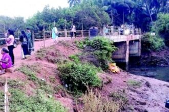 Agonda’s Borim-bridge has  no side safety walls