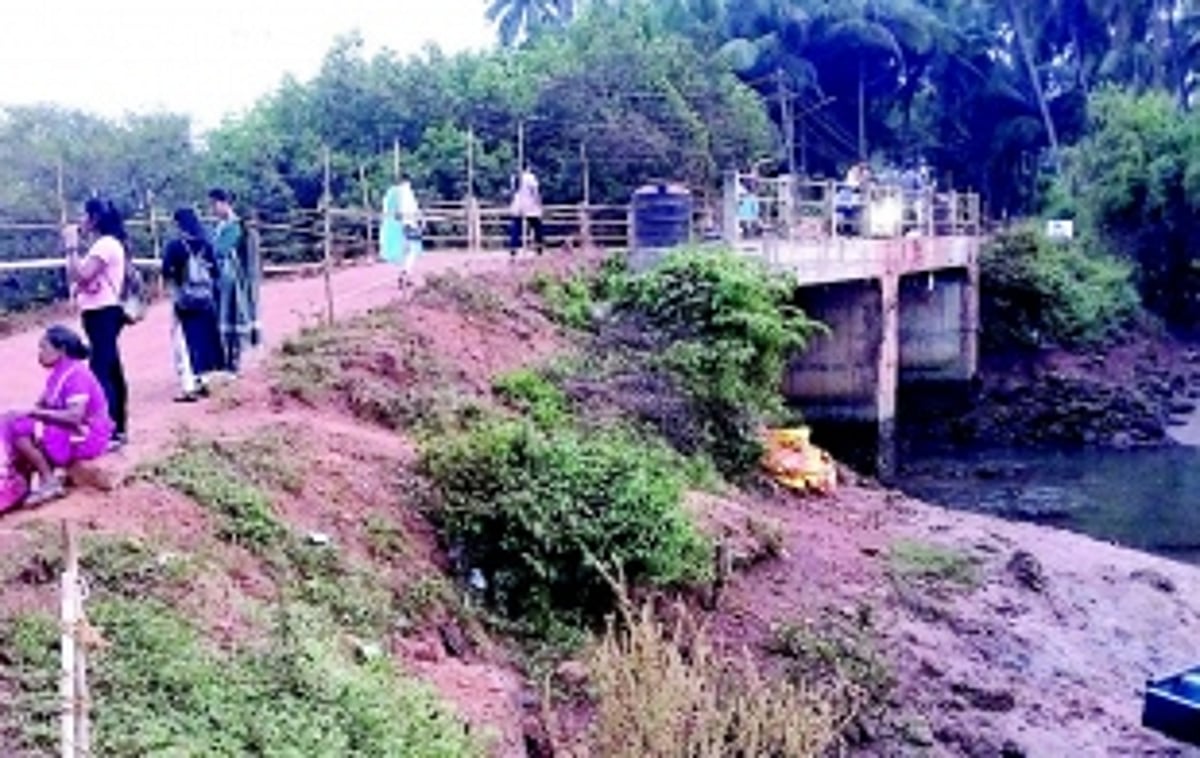Agonda’s Borim-bridge has  no side safety walls