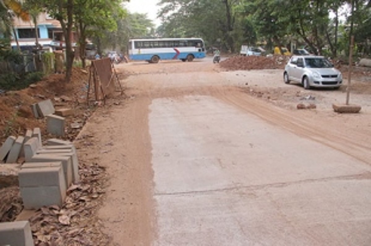 Ahead of IFFI, Miramar-Dona Paula road still in a shambles