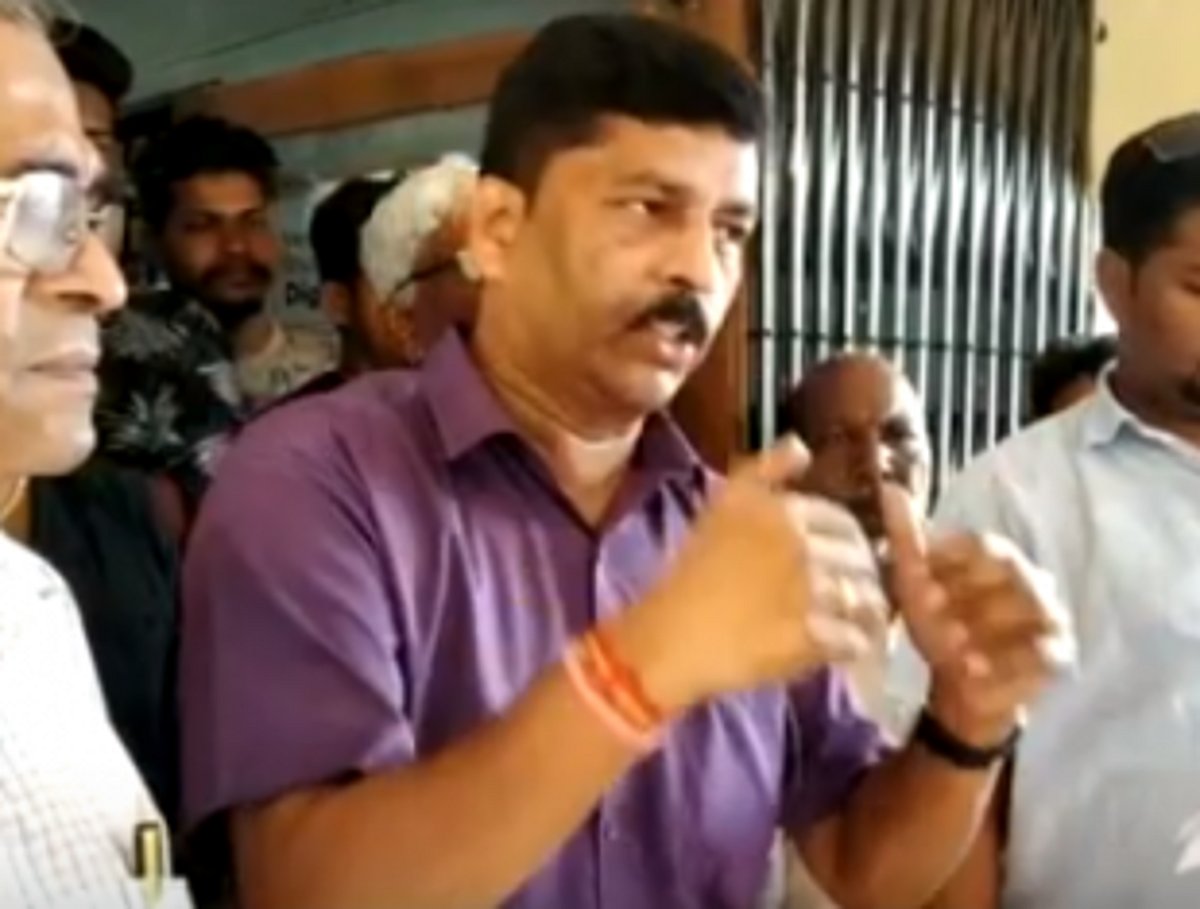 Aldona villagers confront PWD engineer, demand immediate repair of roads