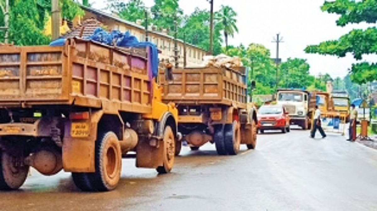 Alert Bicholim locals  halt ore transportation