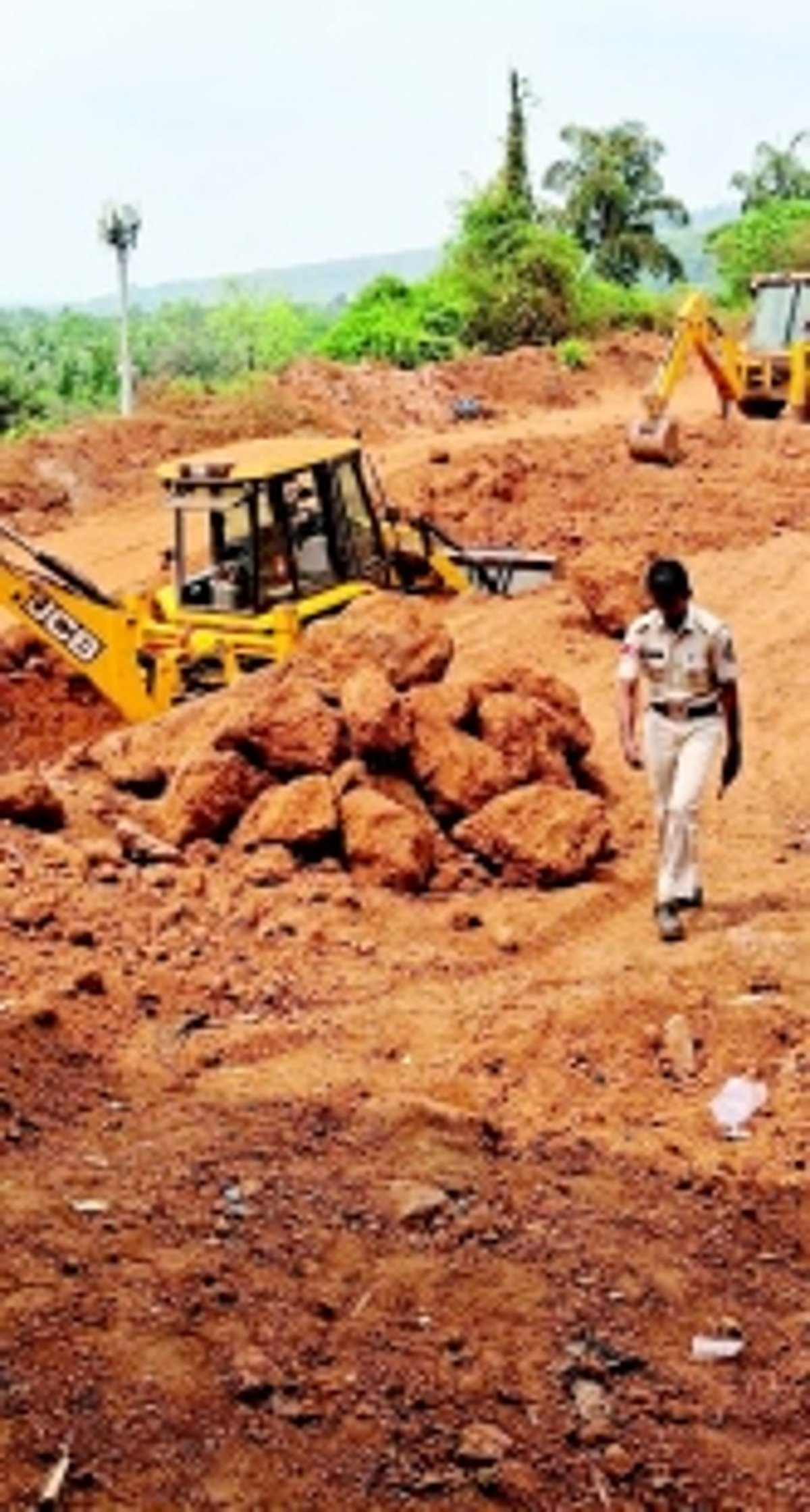 Alert Kundaim villagers foil illegal hill-cutting operation, police seize machinery