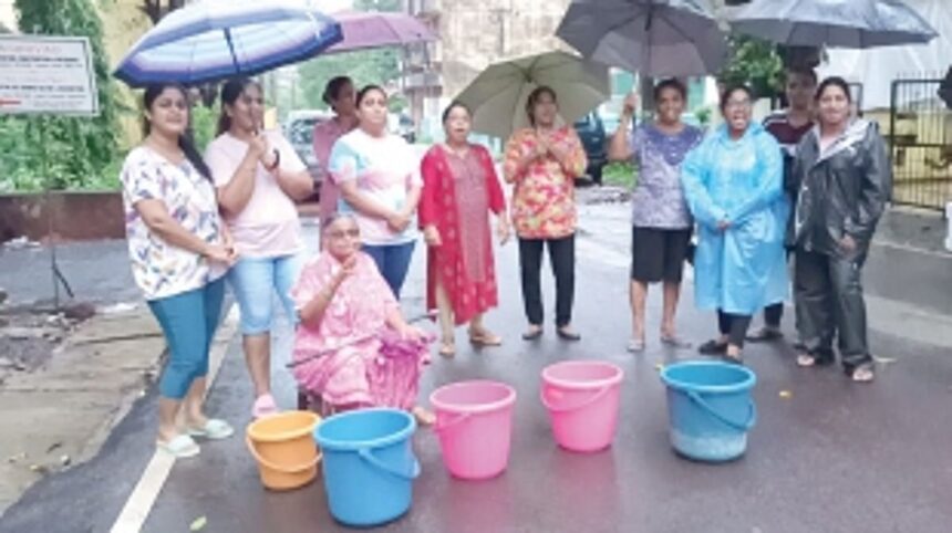Alto-Mapusa residents cry for a single drop of water since a week 1 Alto-Mapusa residents cry for a single drop of water since a week