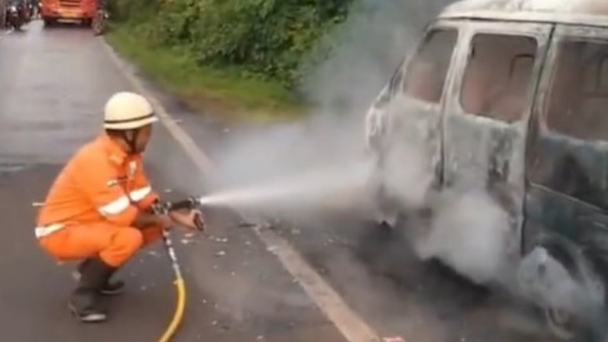 Ambulance Catches Fire in Satarda; Pernem Fire Team Swiftly Contain Blaze, No Injuries Reported 1 Ambulance Catches Fire in Satarda; Pernem Fire Team Swiftly Contain Blaze, No Injuries Reported