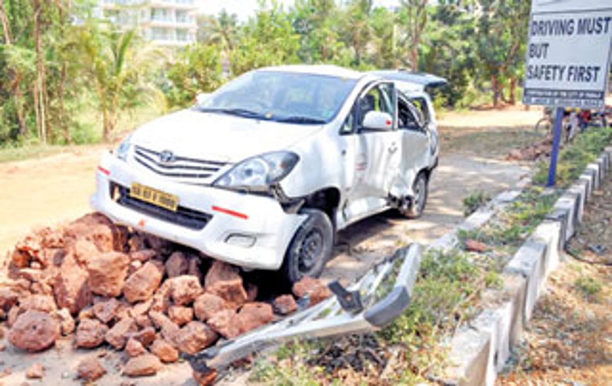 An Innova tourist vehicle proceeding to Dona Paula turned turtle and landed on rubble