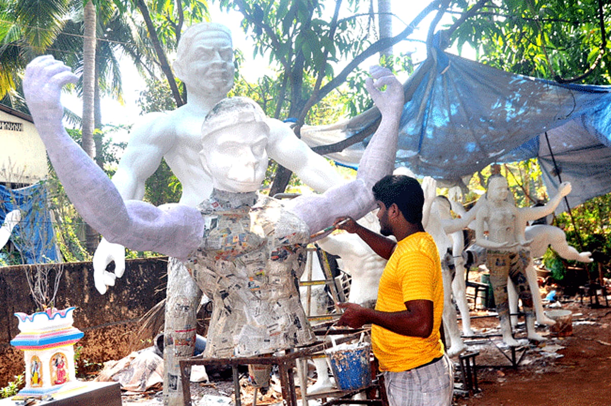 An artist working on effigy models at Cumbarjua for the forthcoming Sigmo festival.