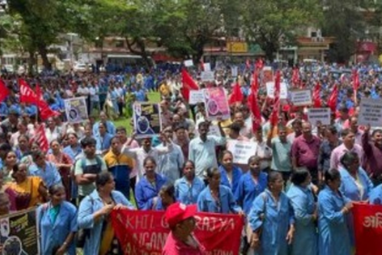 Anganwadi Workers Union Stages Protest at Azad Maidan Against Labour, Farmer Policies
