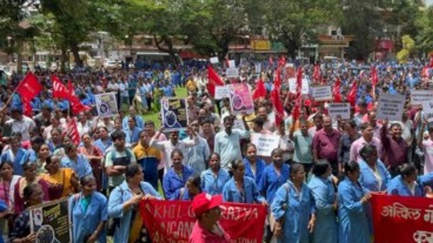 Anganwadi Workers Union Stages Protest at Azad Maidan Against Labour, Farmer Policies 1 Anganwadi Workers Union Stages Protest at Azad Maidan Against Labour, Farmer Policies