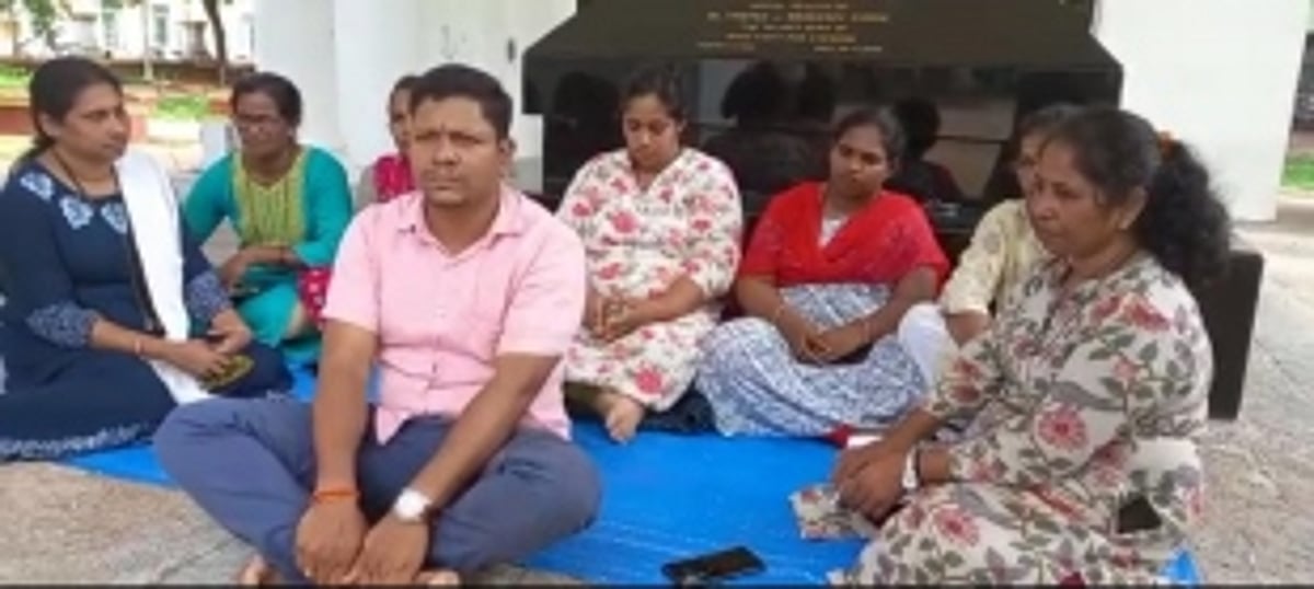 Anganwadi workers launch chain hunger strike; demand redressal to their demands