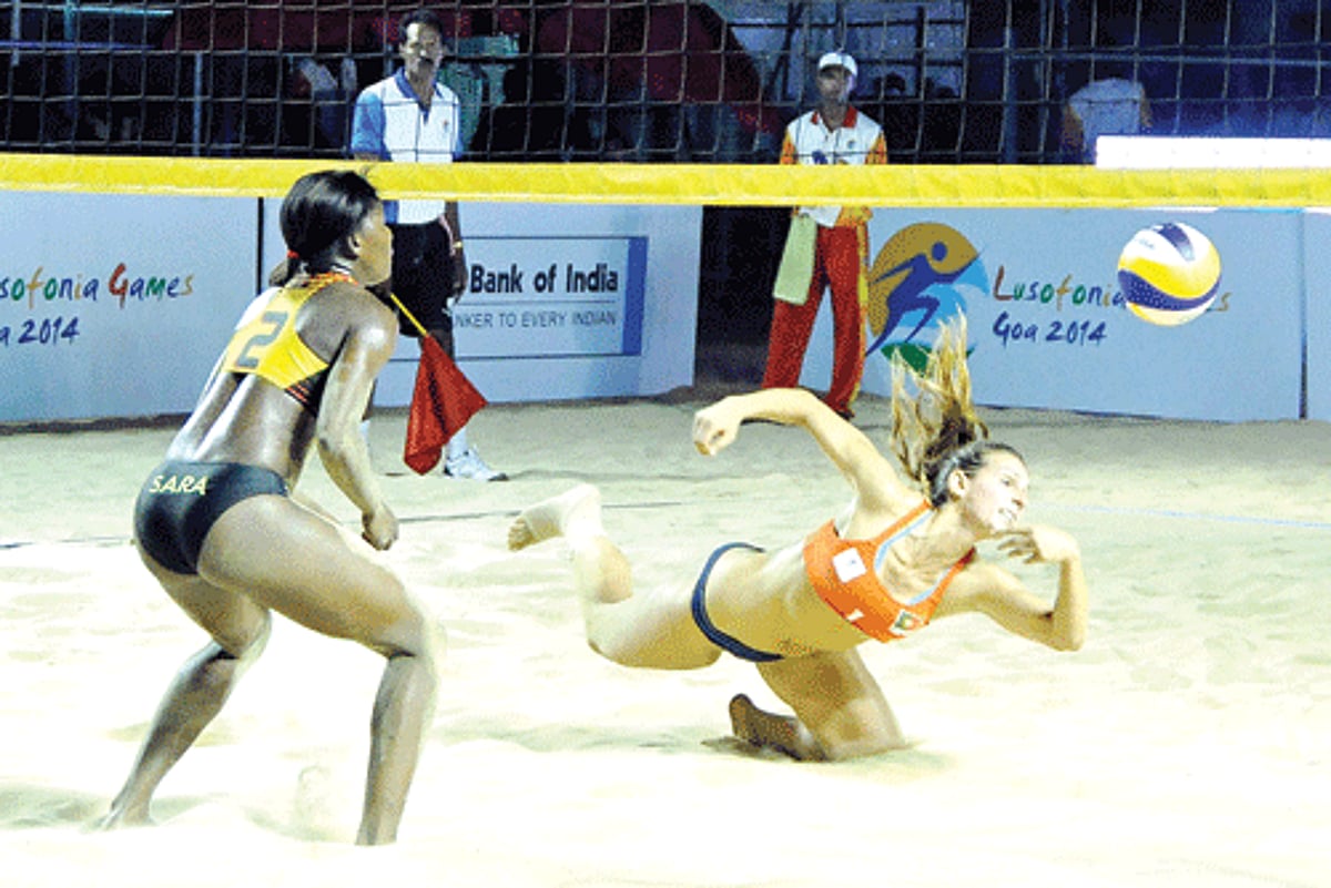Angola and Portugal players in a keen tussle at the Lusofonia beach volleyball tournament, in Mira Mar