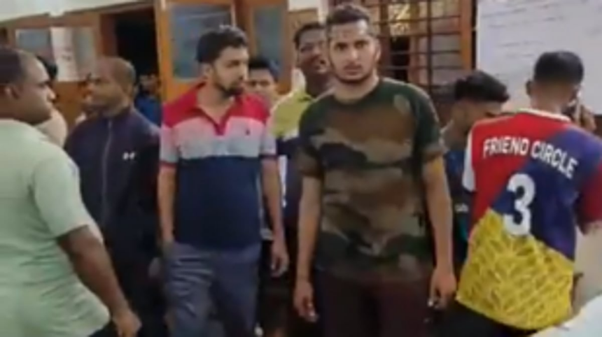 Angry Valpoi locals march Electricity Dept. due to improper power supply