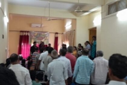 Angry farmers leave Agri Policy meet due to lack of space in the hall