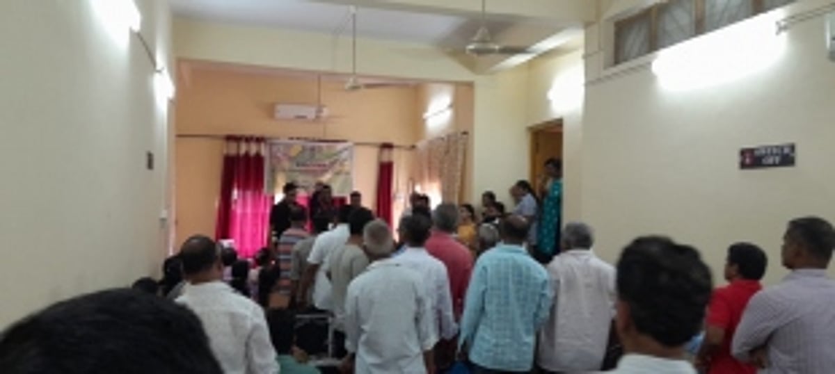 Angry farmers leave Agri Policy meet due to lack of space in the hall