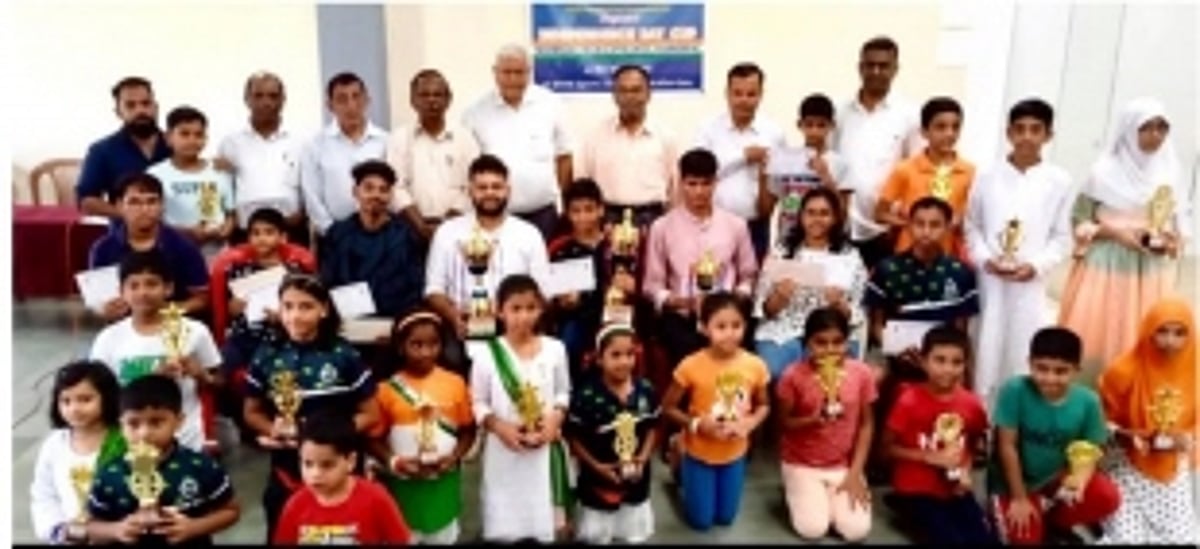 Aniket  lifts Independence Day cup