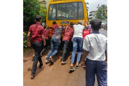 Anjuman School’s Balrath Bus Breaks Down, Students Forced to Push Vehicle Off Road