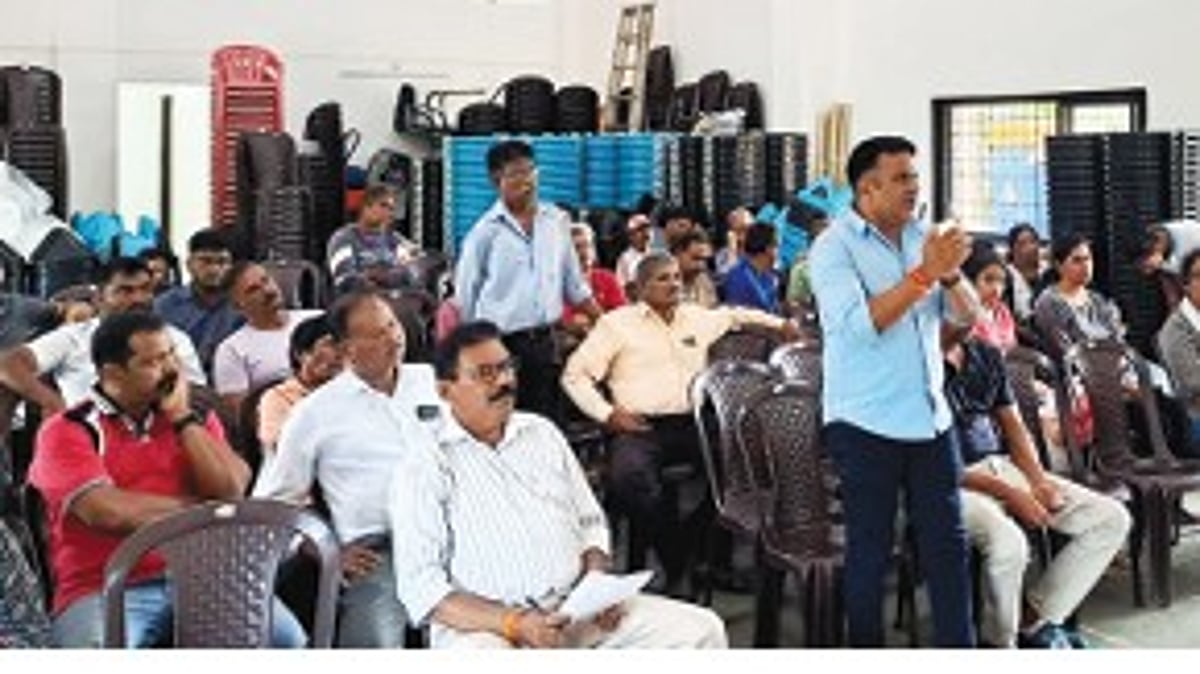 Anjuna Caisua Gram Sabha Flags Illegal Road Widening, Seeks Secretary’s Transfer and Action on Garbage, Stray Cattle