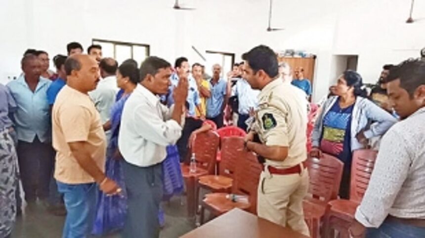 Anjuna-Caisua gram sabha turns chaotic, adjourned 1 Anjuna-Caisua gram sabha turns chaotic, adjourned
