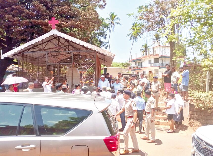 Anjunkars confront Lobos over ‘unauthorised’ road widening 1 Anjunkars confront Lobos over ‘unauthorised’ road widening