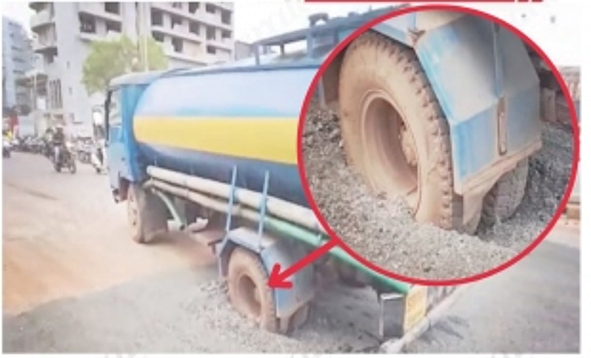 Another water tanker gets stuck  in Panjim’s Smart City pit