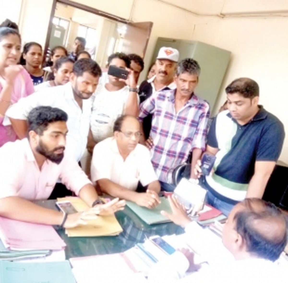 Aquem Baixo locals gherao AE over power cuts