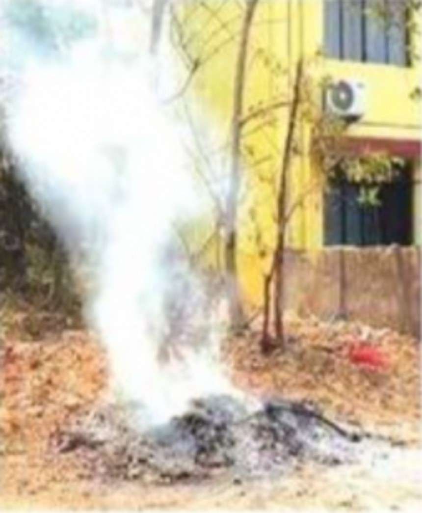 Aquem locals, SCM slam Margao civic body for burning of waste on the roadside