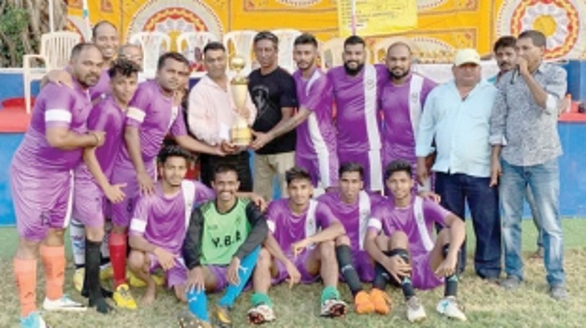 Arady B lift 3rd Friends Circle Inter-ward Trophy