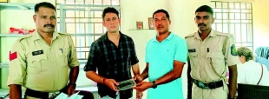 Arambol resident discovers  lost iPhone but doesn’t make  it his ‘my phone’