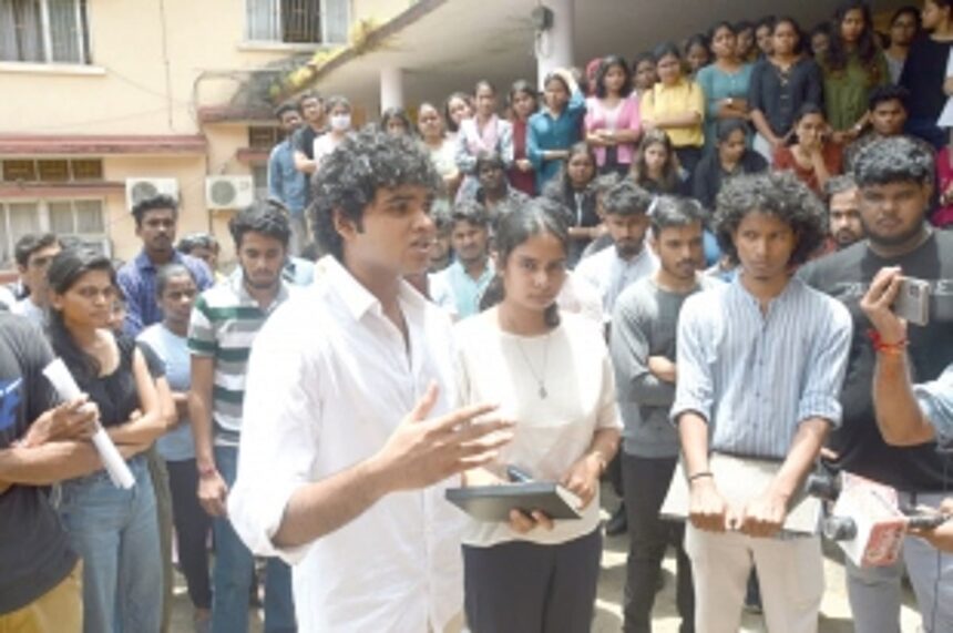 Arch students boycott classes for second day