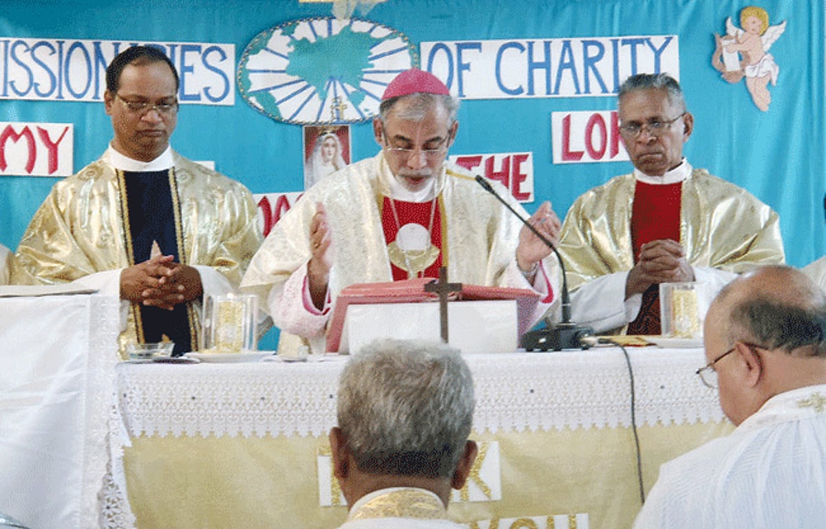 Archbishop Filipe Neri Ferrao concelebrates the Jubilee Mass along with Carambolim Parish Priest Fr Orlando Marques (left) and Director of Pastoral Institute (Old Goa) Fr Joseph Salema (right).