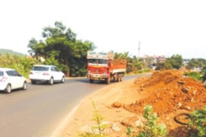 Arlem-Nuvem roadsides  battered with debris