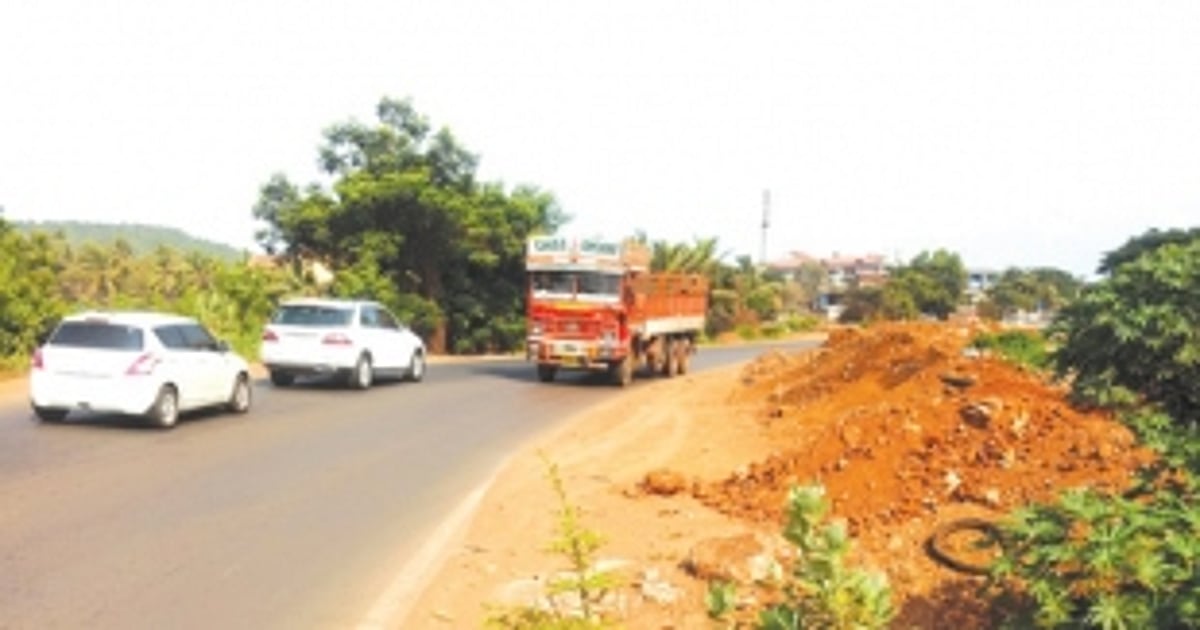 Arlem-Nuvem roadsides  battered with debris