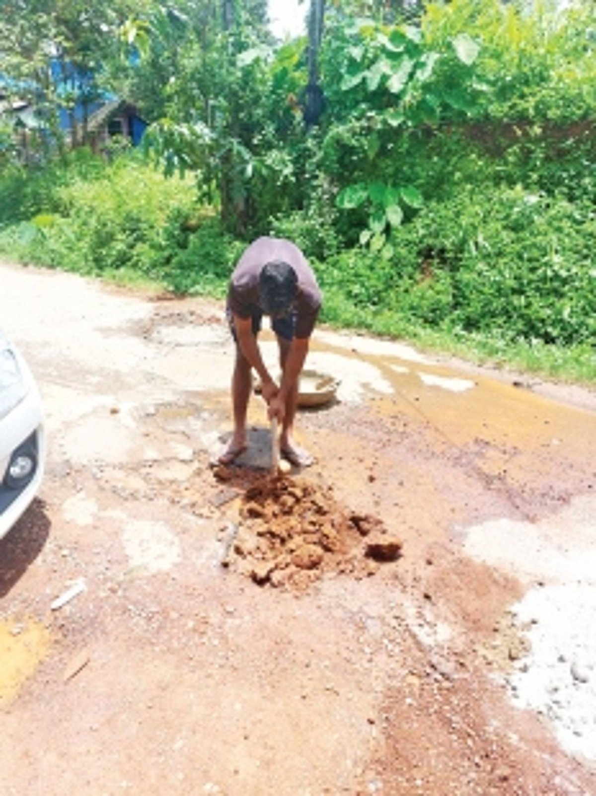 Arlem-Raia locals fix potholes, overflowing sewage chambers