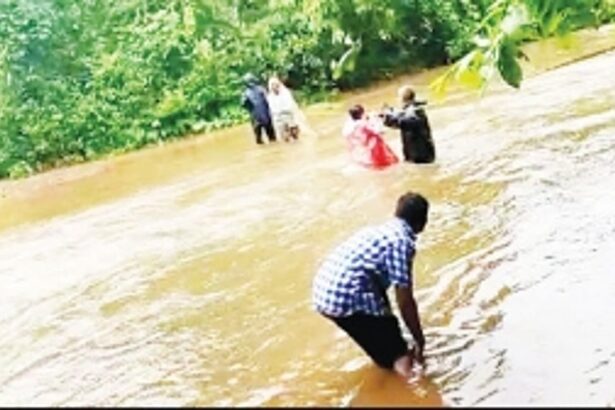 Asali locals, students risk their  life to reach their destination