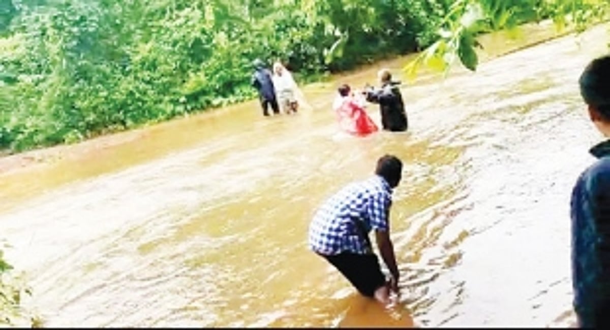 Asali locals, students risk their  life to reach their destination
